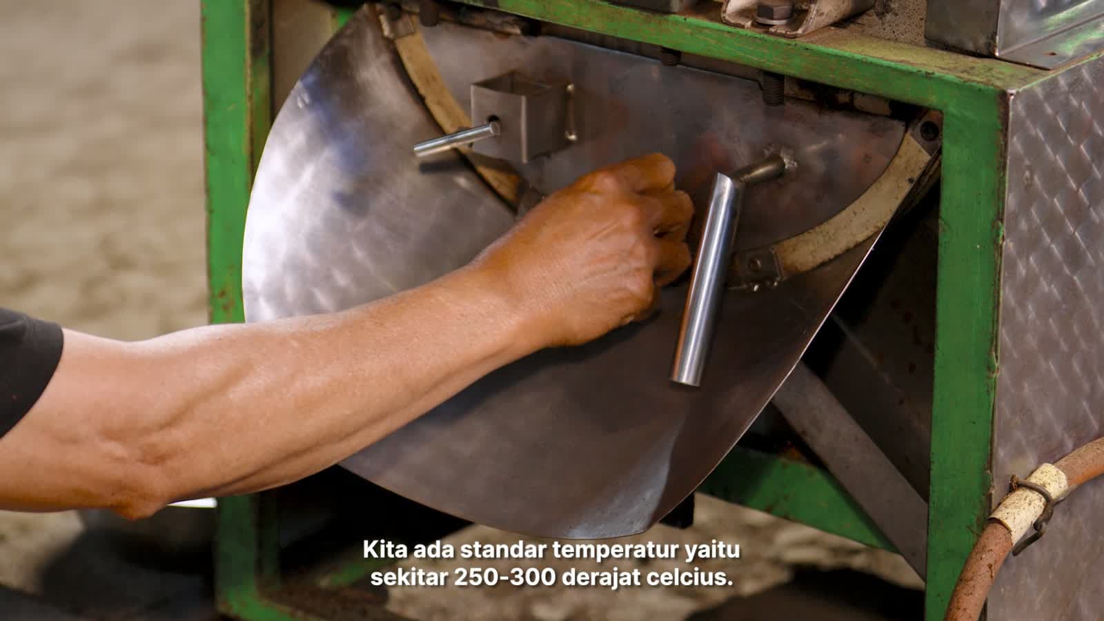 Mesin roasting biji kopi pada suhu 250–300 derajat